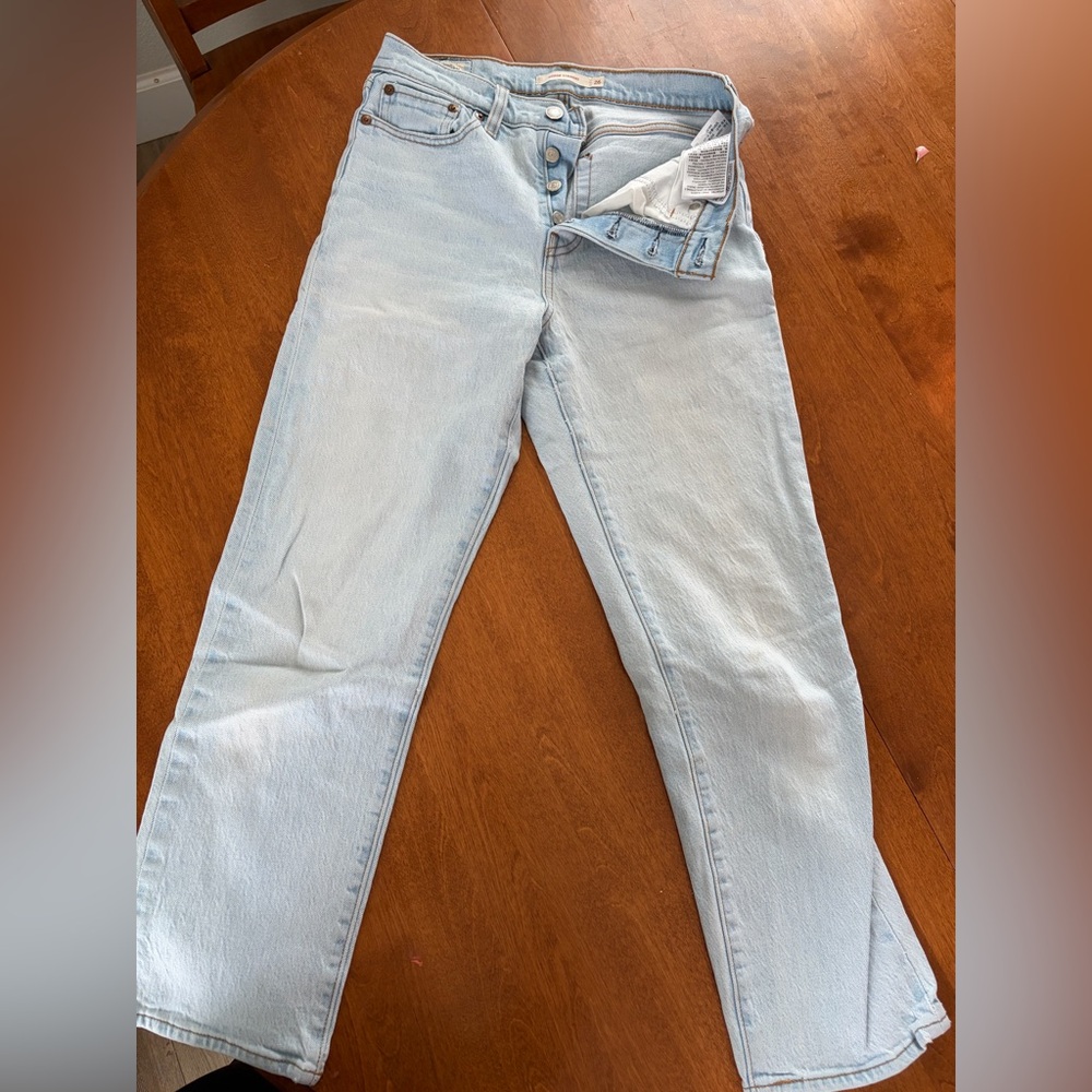 Levi’s wedgie straight jeans light wash